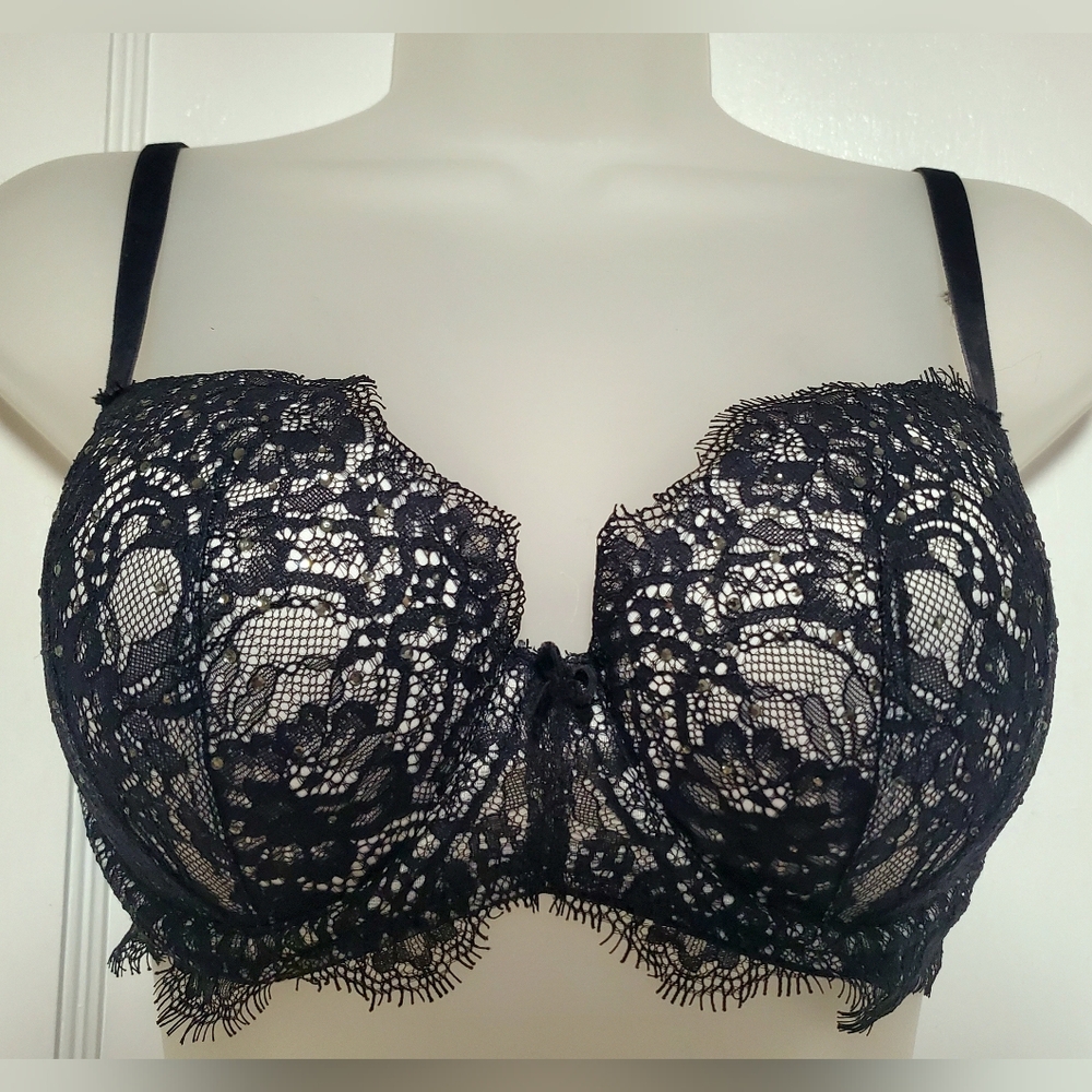 🆕️ NWOT Victoria's Secret Black and Nude Lace Rhinestone Bra, 32DD